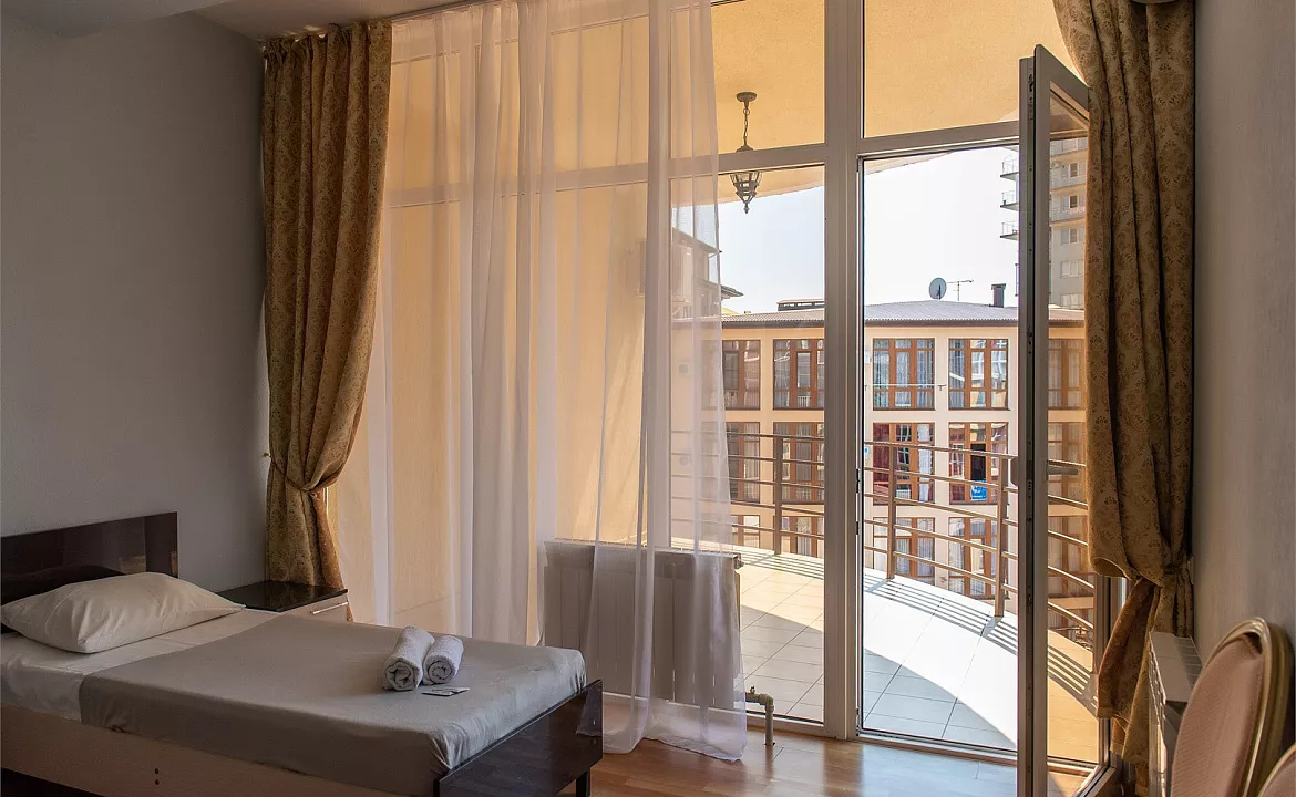 Трехместный номер с балконом и видом на бассейн. Отель "Ниагара Фоллс". Сочи