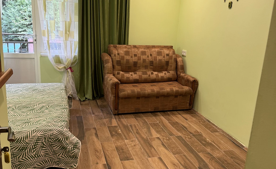 С балконом и боковым видом на море. Гостевой дом "Пантера". Гагра