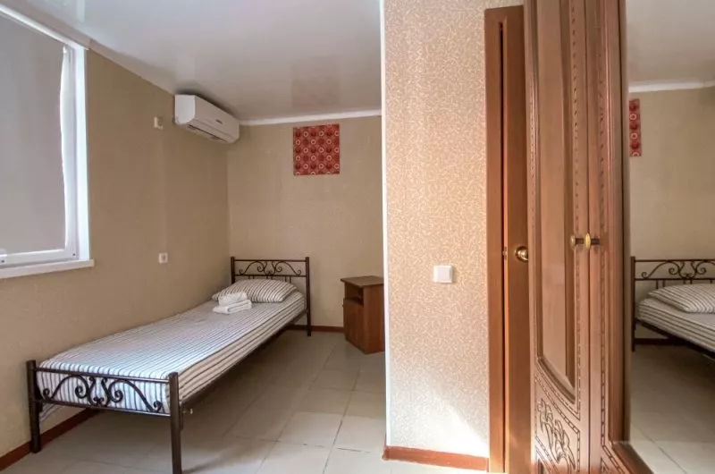 Одноместный номер с удобствами. Отель Апельсин. Лазаревское