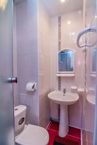 ДВУХМЕСТНЫЙ НОМЕР С 2 ОТДЕЛЬНЫМИ КРОВАТЯМИ И ДУШЕМ. Гостевой дом "ОЛЬГА" - Адлер. Адлер