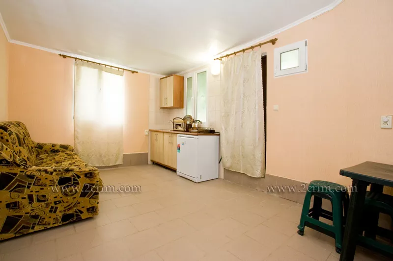 Четырехместный номер в коттедже Уютный дворик. Гостевой дом "Крымский кораблик". Орджоникидзе