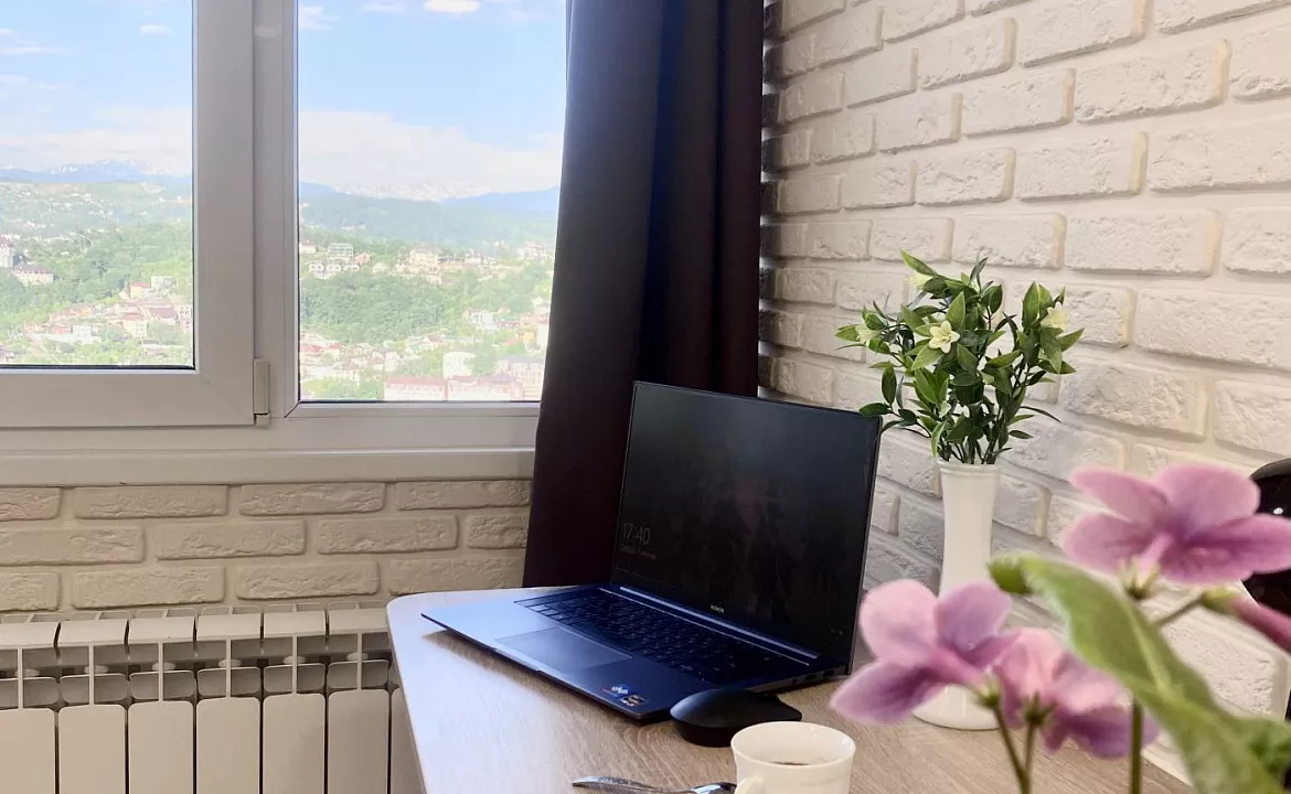 Квартира с великолепным видом на Горы и Море. Квартира в многоквартирном доме C видом на Горы и Море на Дмитриевой 56. Сочи