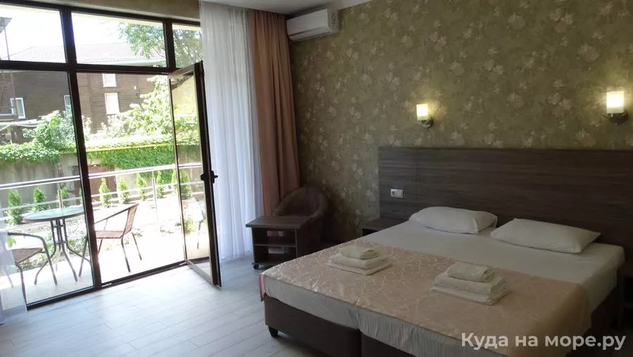 4-местный номер с балконом. Отель "Слон". Лазаревское