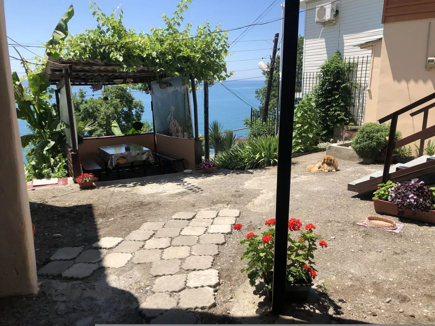 . Квартира со своей личной беседкой и качелями . Лазаревское