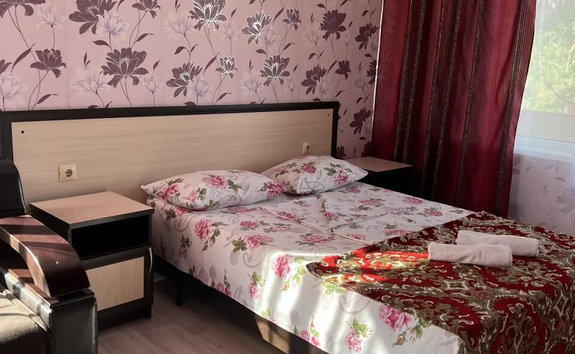 Четырехместный улучшенный номер с балконом, от 1 до 4 гостей, двуспальная кровать, балкон. Мини-отель Моника. Анапа Четырехместный улучшенный номер с балконом, от 1 до 4 гостей, двуспальная кровать, балкон. Мини-отель Моника. Анапа