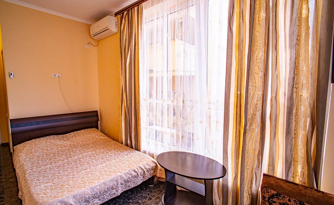 2-х местный полулюкс без балкона для 2 взрослых и 1 ребёнка. Отель "Калараш 17а". Лазаревское 2-х местный полулюкс без балкона для 2 взрослых и 1 ребёнка. Отель "Калараш 17а". Лазаревское