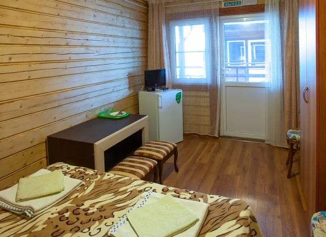 2-х местный однокомнатный номер в новом деревянном корпусе. Гостиница комплекс "Новинка". Ейск