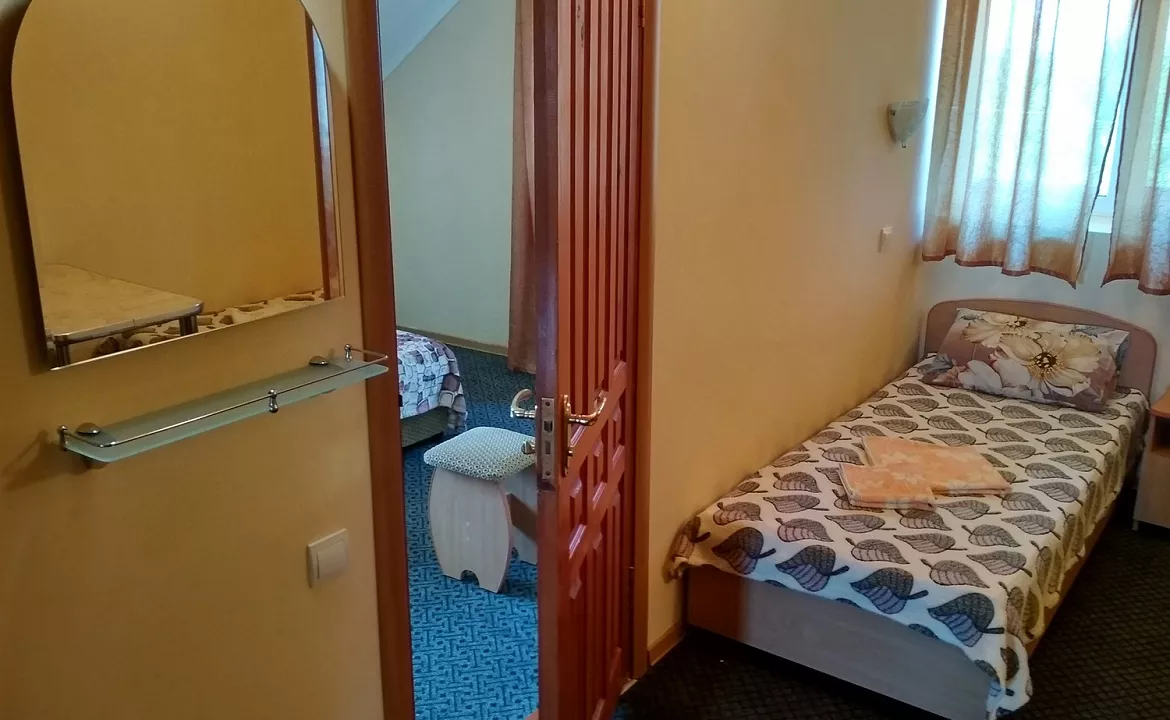 Двухкомнатный полулюкс. Гостиница "ВИКТОРиЯ" - Саки. Саки