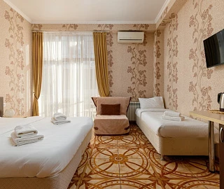 Номер комфорт с двухспальной кроватью , балконом для 4 гостей. Гостевой дом Ева. 