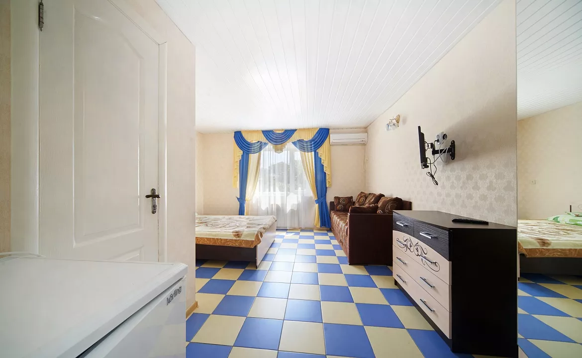 Номер полулюкс с кондиционером. Гостевой дом «Парадиз». Симферополь