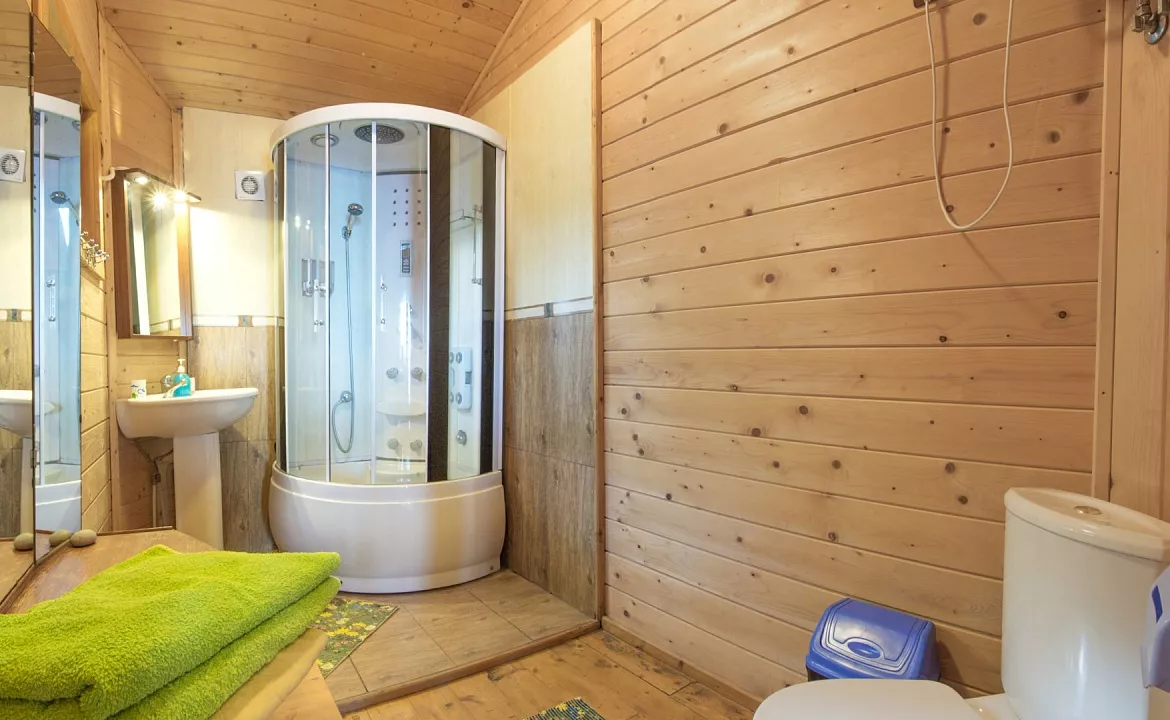 Двухкомнатный люкс в срубе №3. Отель "Кучук-Ламбат". Бондаренково