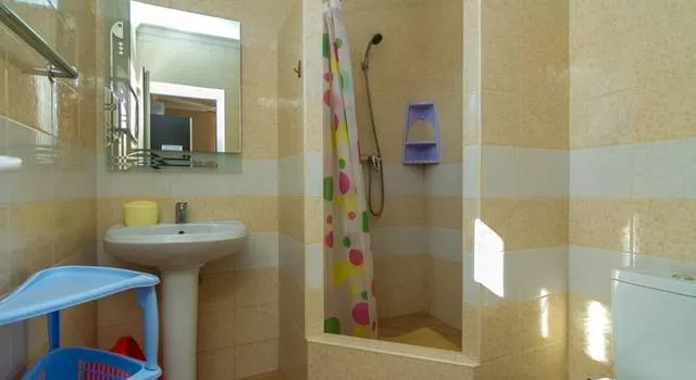 Пятиместная комната на 3 этаже с балконом . Гостевой дом Винтаж. Лазаревское