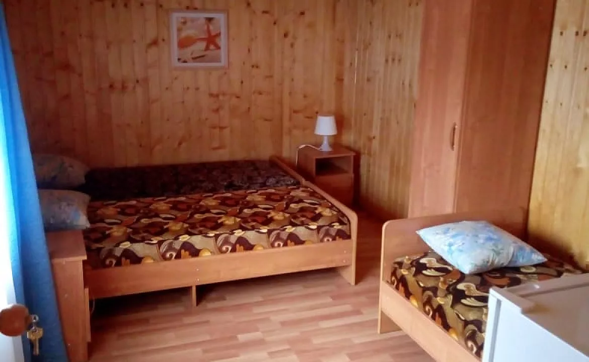 Двухкомнатный номер с удобствами и кухней. Гостевой дом "Алина" - Голубицкая. Голубицкая