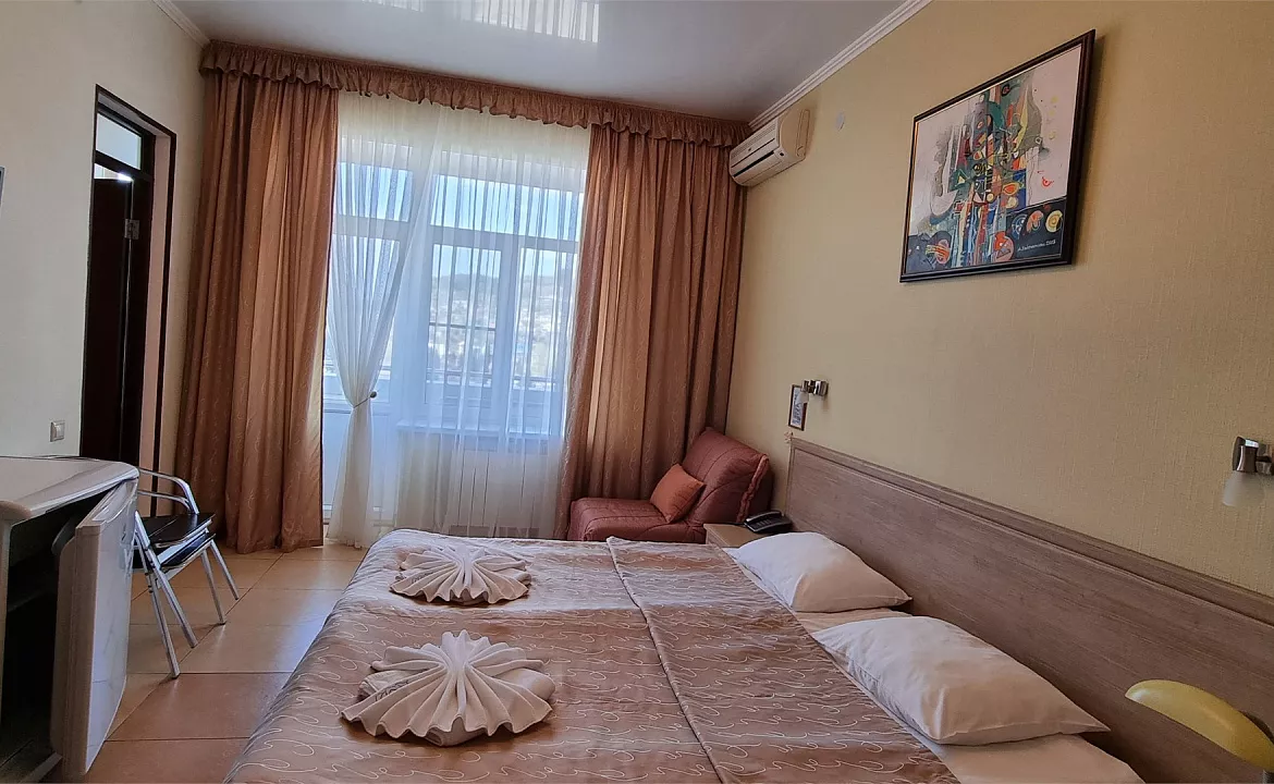 Улучшенный трехместный номер с видом на море. Гостевой дом «МиЛоо». Лоо