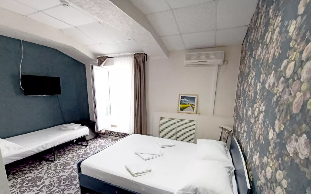 5-ти местный номер «Стандарт» с 2 двуспальными и односпальной кроватью. Отель «Эра». Анапа