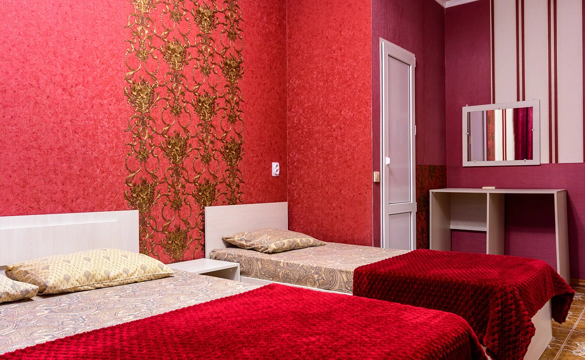 Семейный трёхместный комфорт. Гостевой дом УЮТ на ул. Новороссийское шоссе 1/7. Джубга