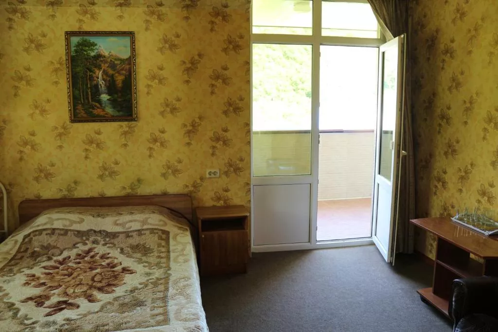 ЧЕТЫРЕХМЕСТНЫЙ С ВИДОМ НА ГОРЫ. Гостевой дом "Сибирячка". Ольгинка