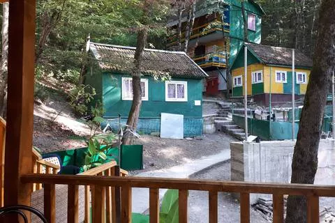 Домик 3-х местный с доп. местом «Лукоморье». Кемпинг «Море сосен». Джанхот