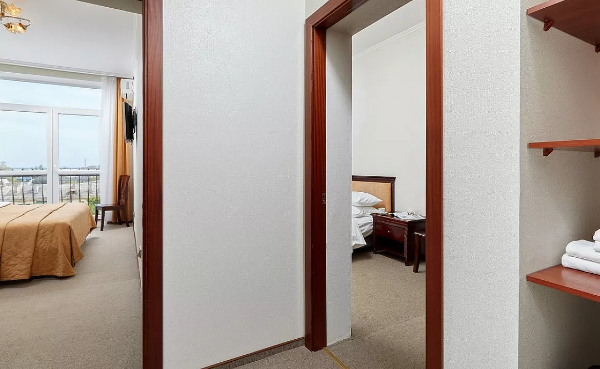 СЕМЕЙНЫЙ 4-МЕСТНЫЙ ДВУХКОМНАТНЫЙ. Отель «TES-Hotel Resort & SPA». Евпатория