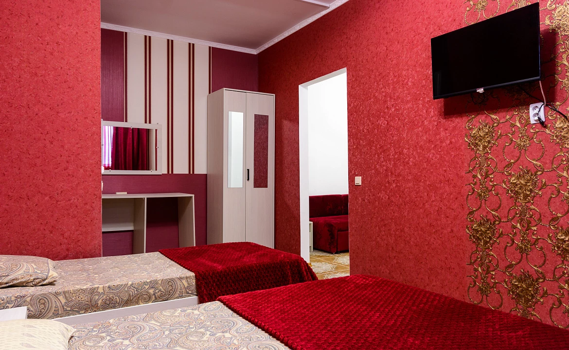 Семейный трёхместный комфорт. Гостевой дом УЮТ на ул. Новороссийское шоссе 1/7. Джубга