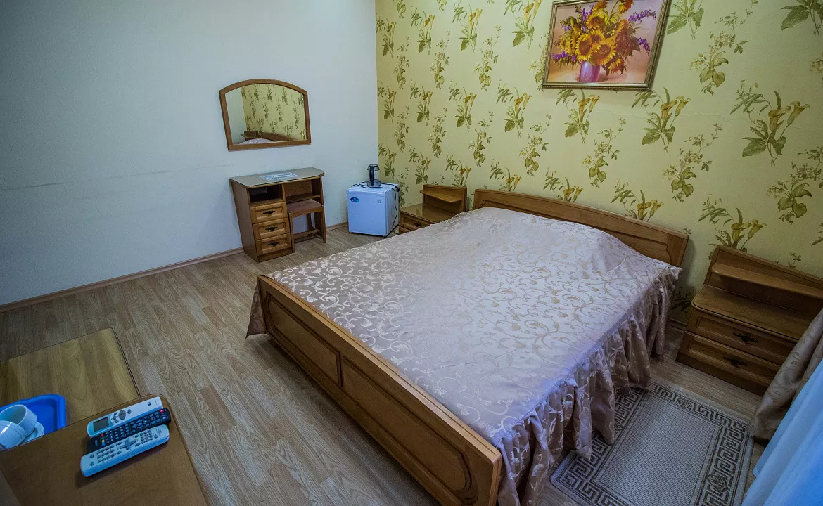 Стандартный двухместный номер с двуспальной кроватью. Отель "Москва". Геленджик