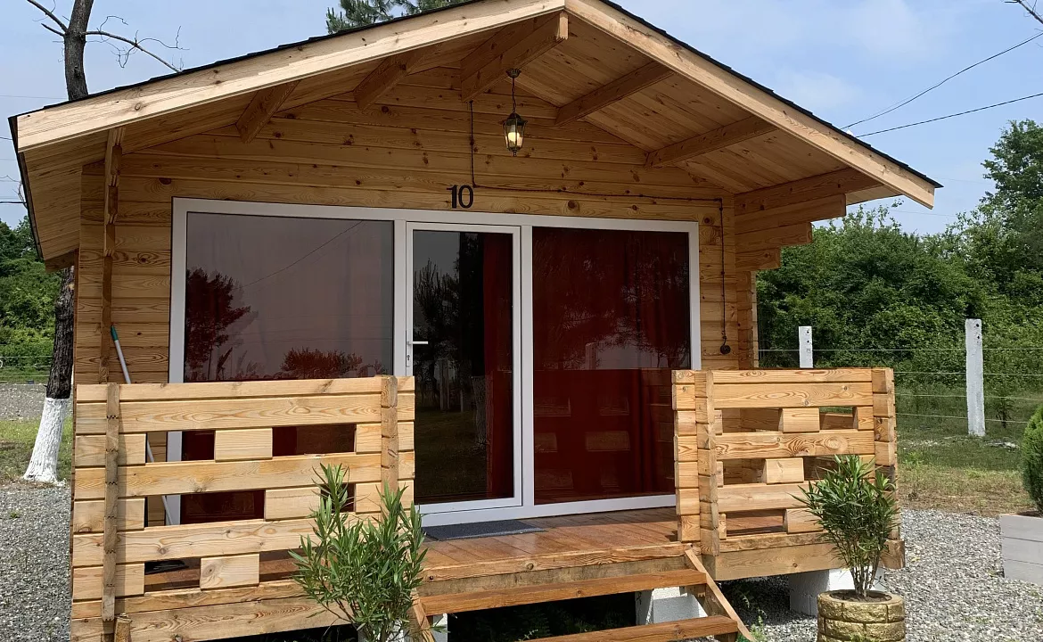 Дом на берегу моря. База отдыха Сосновый бор. Сухум