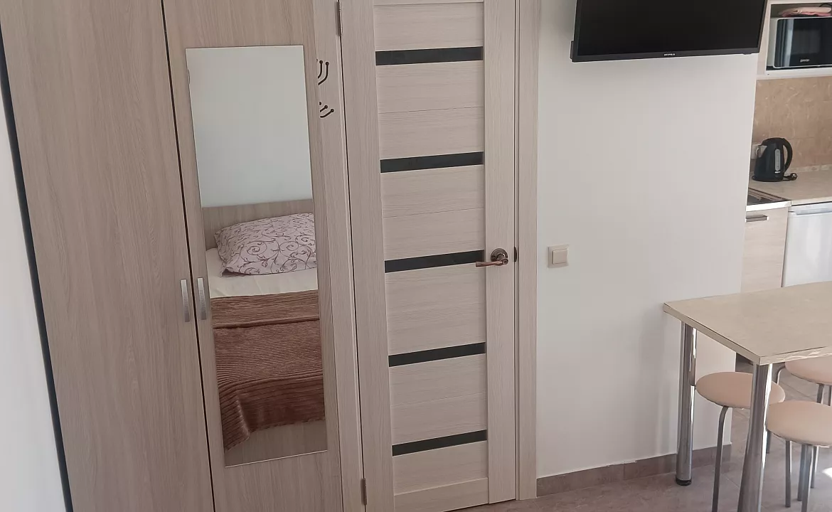 Улучшенный четырёхместный с кухней 5. Гостевой дом Тихий дворик - Орджоникидзе. Орджоникидзе