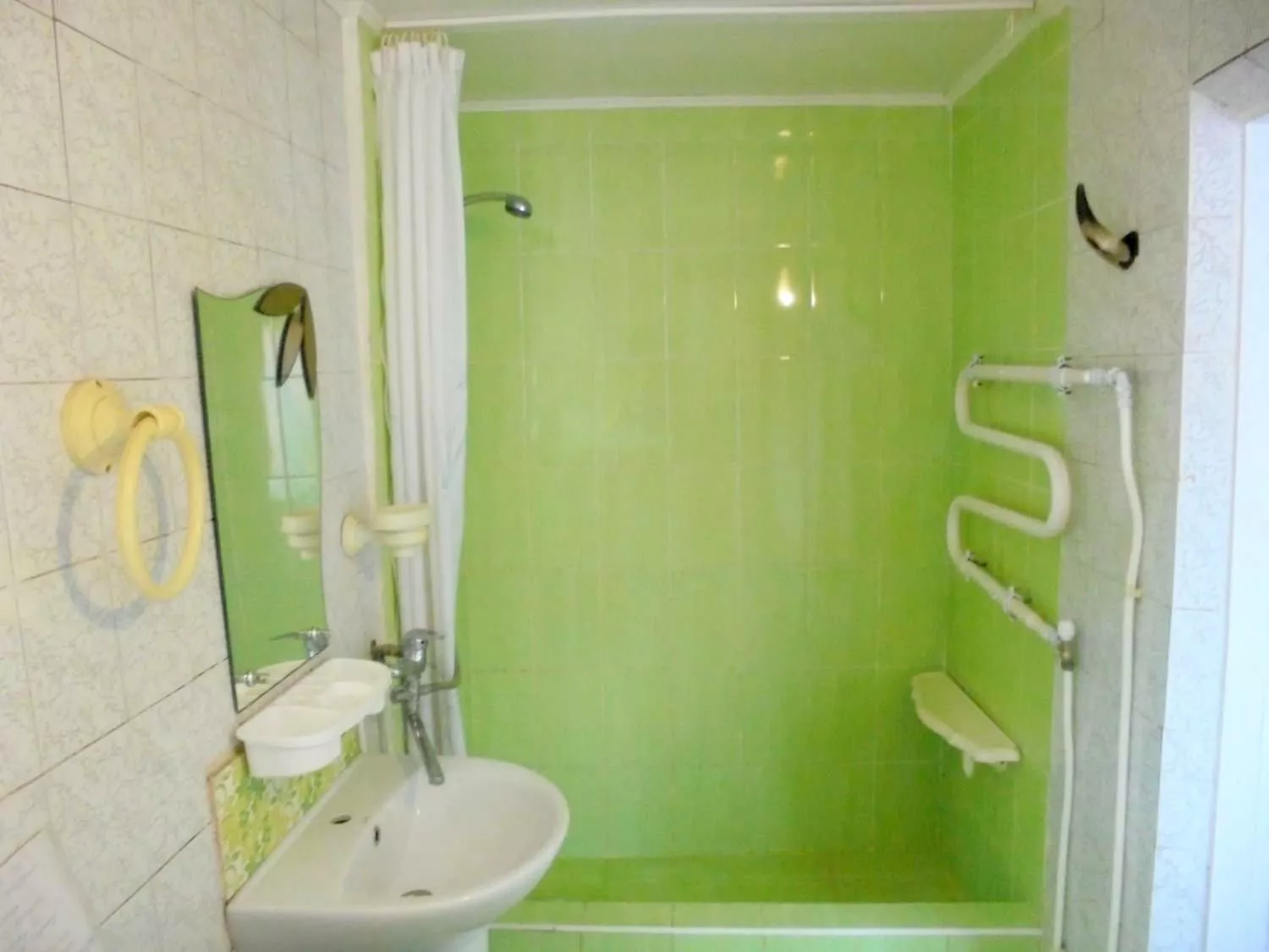 . Дом под ключ  Отдельный трехкомнатный дом со своим закрытым двором и гаражом без хозяев.. Феодосия