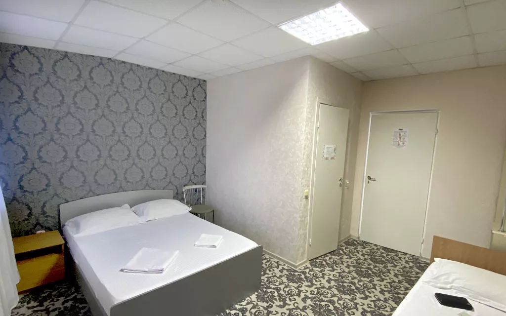 5-ти местный номер «Стандарт» с 2 двуспальными и односпальной кроватью. Отель «Эра». Анапа