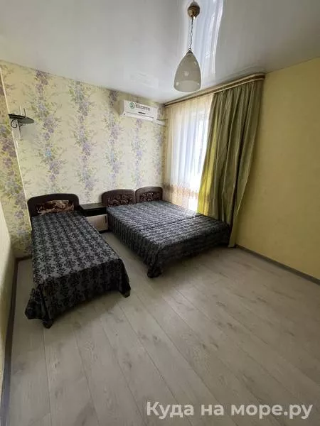 Трёхместный эконом № 5 на 3 этаже. Гостевой дом «Фаворит». Голубицкая