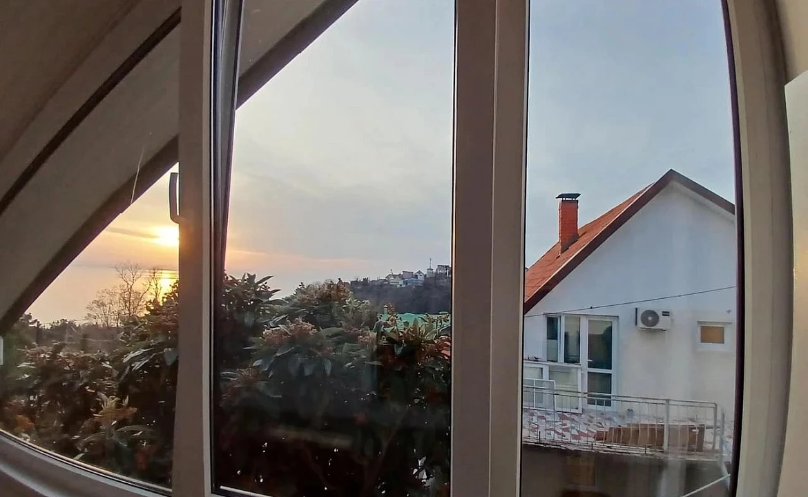 4х местный Люкс, от 1 до 5 гостей, балкон, вид на море, горы. Гостевой дом "Горная лаванда". Лазаревское