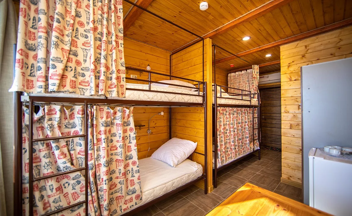 Кровать в общем номере для мужчин с 4 кроватями. Хостел Bamboo Hotel. Адлер