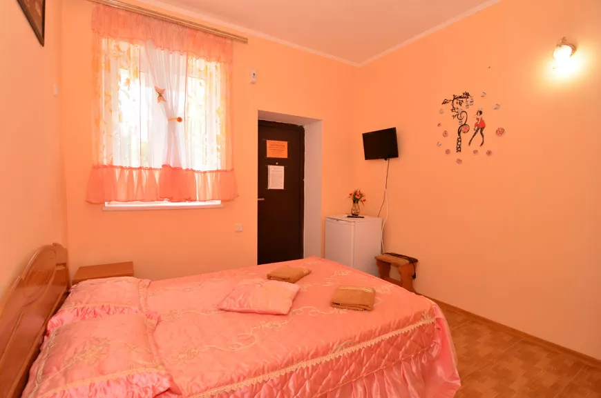 2-местный номер «Персиковый». Гостевой дом Гостевой дом «Радуга». Саки 2-местный номер «Персиковый». Гостевой дом Гостевой дом «Радуга». Саки