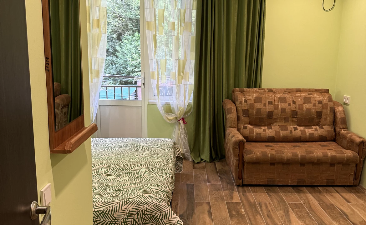 С балконом и боковым видом на море. Гостевой дом "Пантера". Гагра