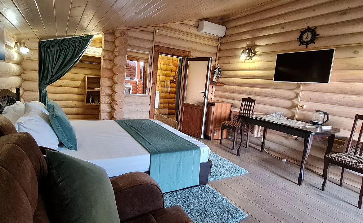 Семейный номер в срубе. Курортный гостиничный комплекс “Можжевеловый Парк”. Кабардинка