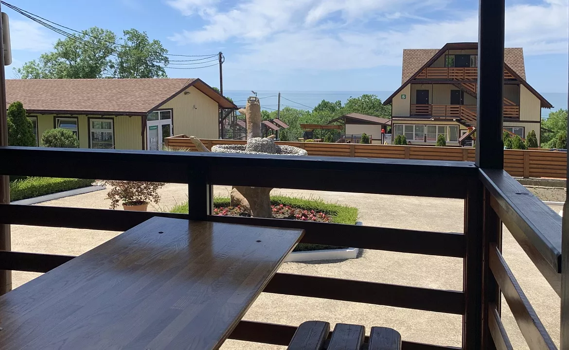 Семейный двухкомнатный номер с кухней и верандой. Гостевой комплекс "Буэнос Диас". Совет-Квадже