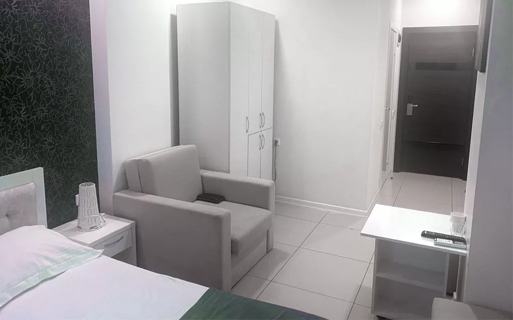 4-х местный номер «Комфорт» с двуспальной, односпальной кроватями и раскладным креслом. Отель «Эра». Анапа