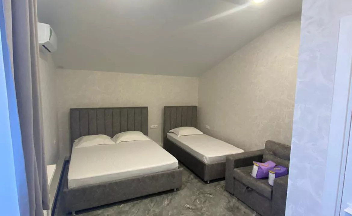 4-х местный номер «Улучшеный» с двуспальной, односпальной кроватями, креслом-кроватью. Отель «Эра». Анапа