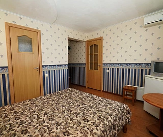 3-КОМНАТНЫЙ НОМЕР С МИНИ КУХНЕЙ Вместимость до 6 мест. Гостевой дом "Лето".  3-КОМНАТНЫЙ НОМЕР С МИНИ КУХНЕЙ Вместимость до 6 мест. Гостевой дом "Лето".