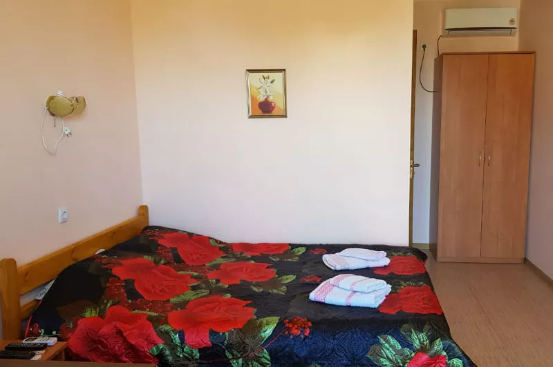 3-х местный номер «Полулюкс». Гостевой дом "Зеленый дворик". Саки