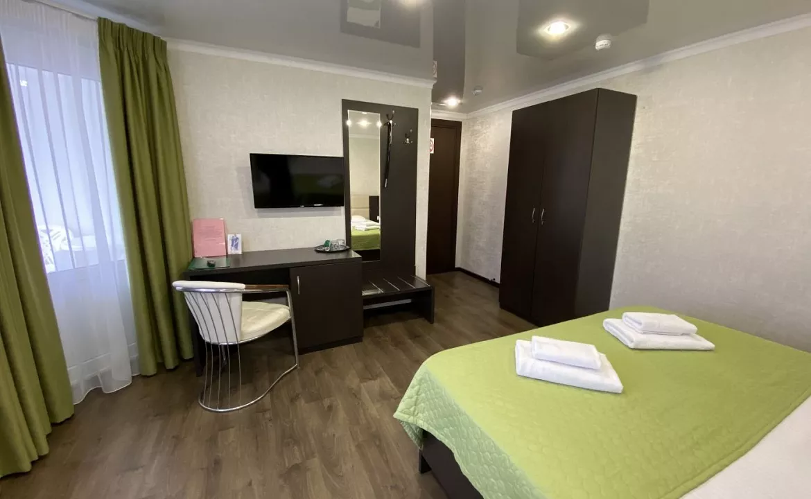 Улучшенный трехместный номер с 1 кроватью или 2 отдельными кроватями и креслом-кроватью. Отель BLUE MARINE HOTEL. Адлер