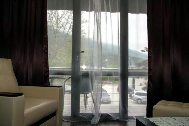 2-х комнатный номер, с балконом, с видом на горы/на море . Отель "ПОСЕЙДОН". Гагра