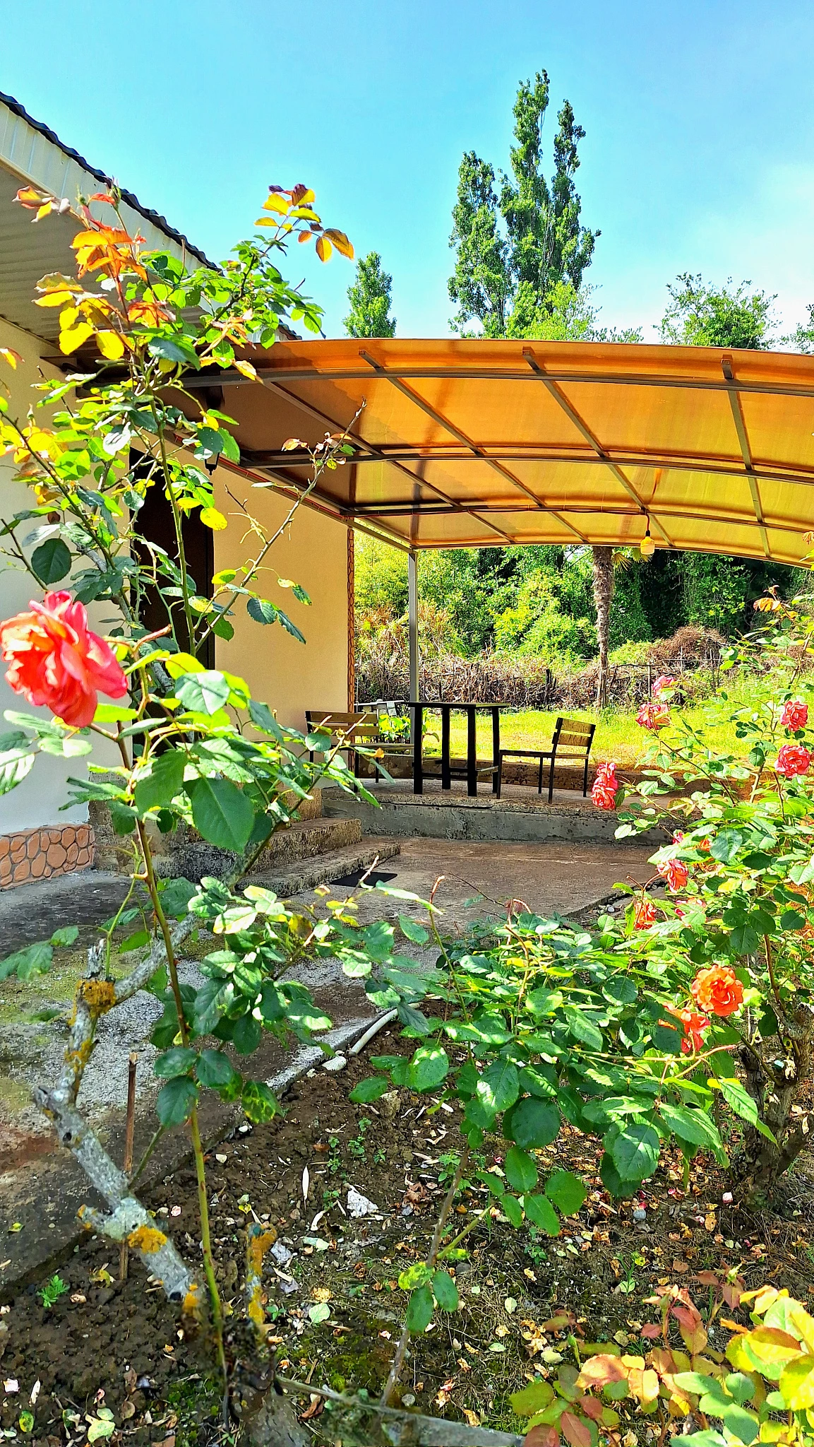 . ОТДЕЛЬНЫЙ 2-х комнатный ДОМИК со всеми удобствами  (семь спальных мест)!  МОРЕ напротив! . Новый Афон