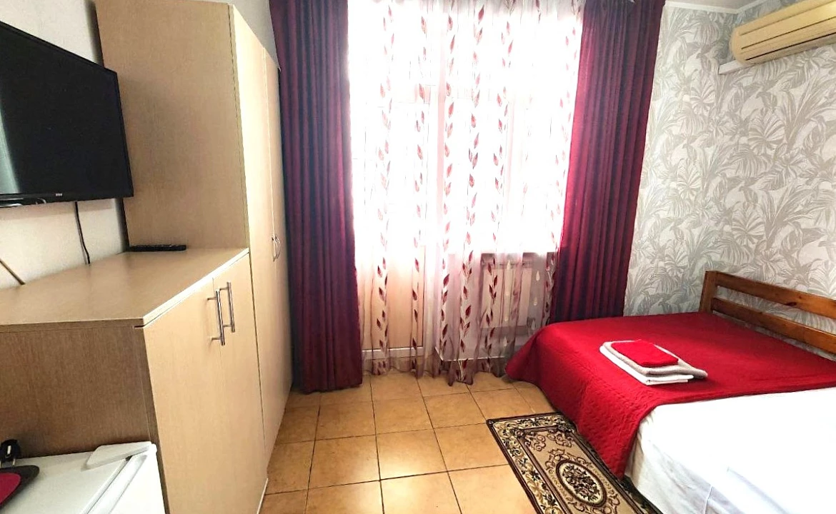 2-х местный номер Стандарт + доп.место с балконом. Гостевой дом "Регион 86" . Адлер