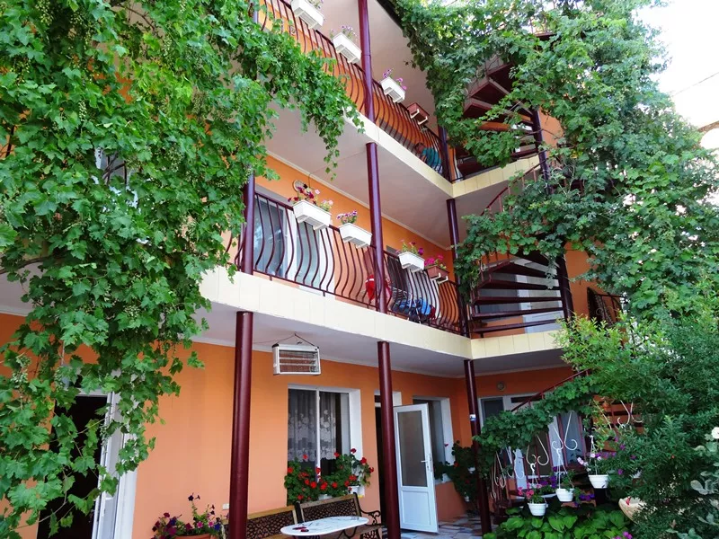 . Гостевой дом На Цветочной. Орджоникидзе