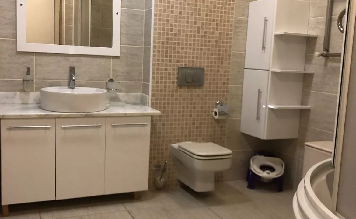 Апартаменты . Квартира в многоквартирном доме Апартаменты . Алушта