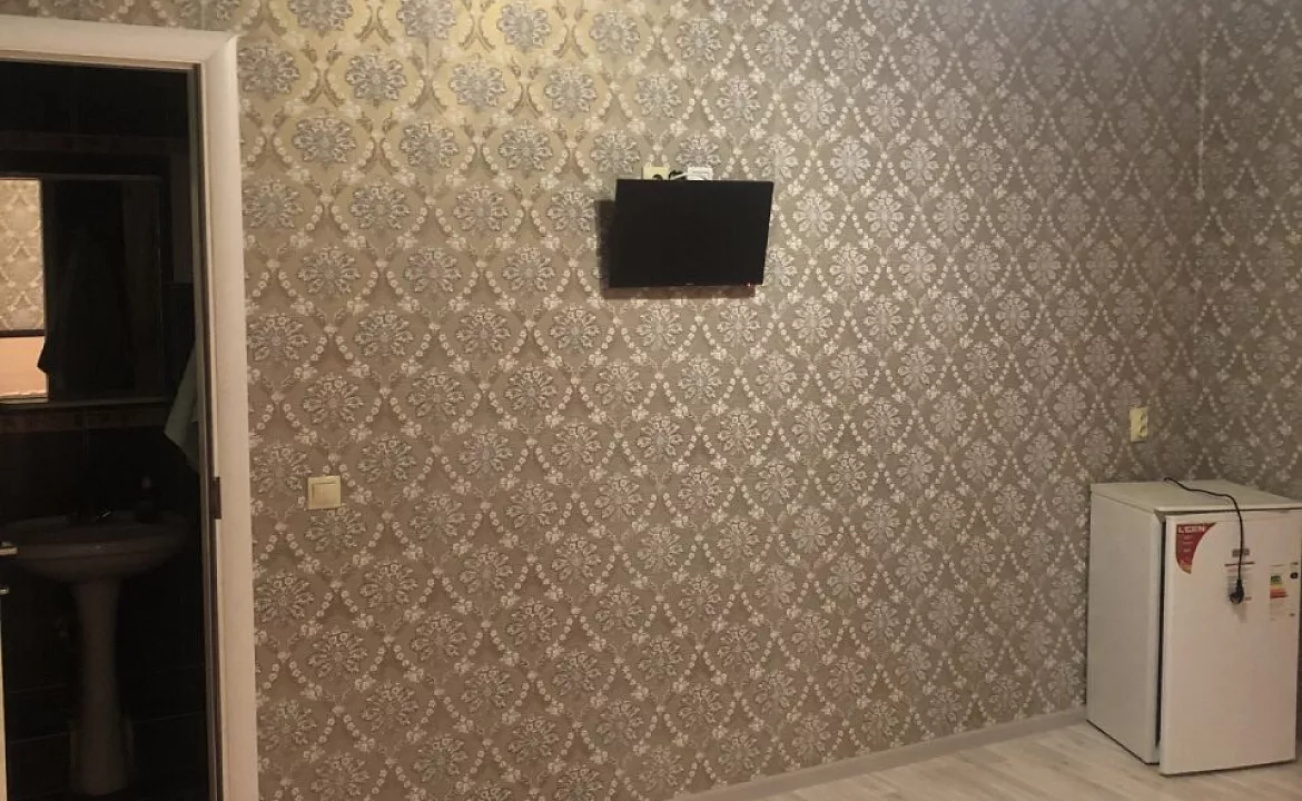 Четырехместный улучшенный номер с балконом, от 1 до 4 гостей, двуспальная кровать, балкон. Мини-отель Моника. Анапа Четырехместный улучшенный номер с балконом, от 1 до 4 гостей, двуспальная кровать, балкон. Мини-отель Моника. Анапа