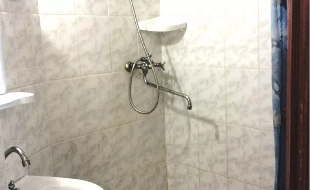 Двухместный номер с душем в отеле на берегу Черного моря. Гостиница "Тихий отель". Приморский Двухместный номер с душем в отеле на берегу Черного моря. Гостиница "Тихий отель". Приморский