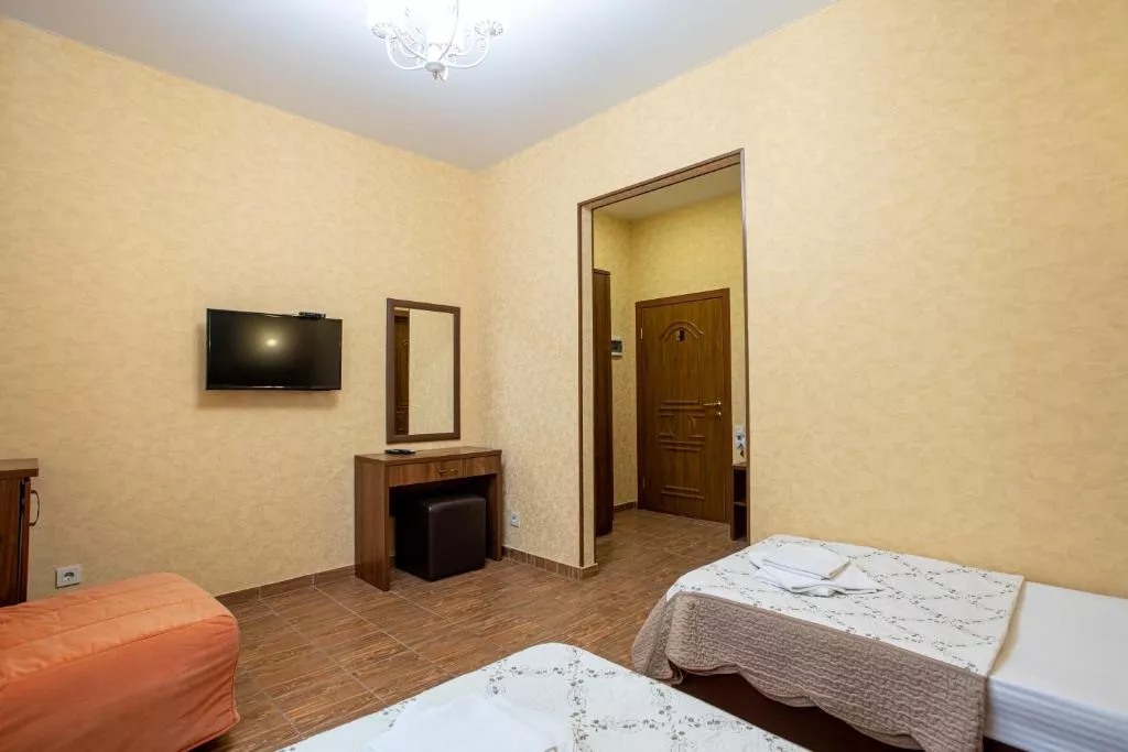 Стандартный трехместный номер. Отель Атмосфера. Кабардинка Стандартный трехместный номер. Отель Атмосфера. Кабардинка