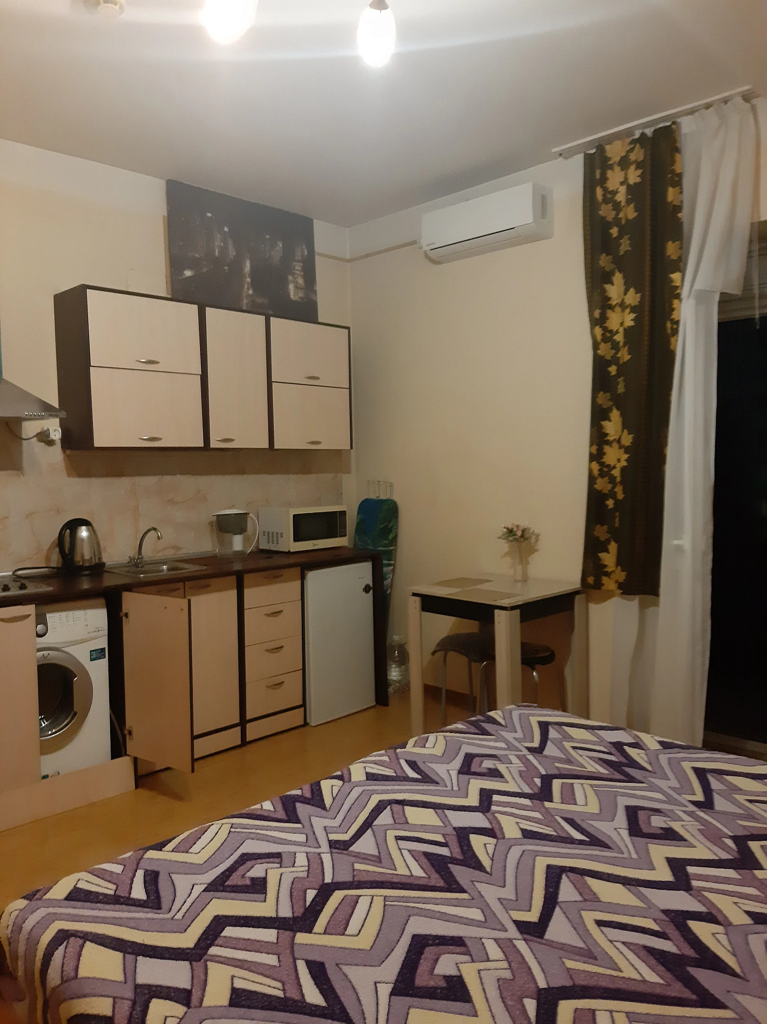 . Студия . Хоста